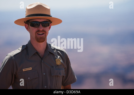 L’exposé géologique de Robert Wallace à Grand View point, dans le parc national Canyonlands, explore l’histoire géologique du parc et offre aux visiteurs une expérience éducative sur les origines du paysage. Banque D'Images