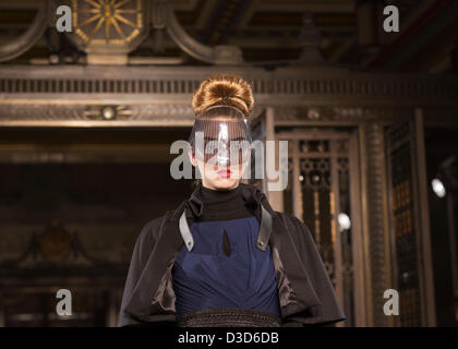 Londres, Angleterre, Royaume-Uni. Samedi, 16 février 2013. Designer Ashley Isham's de son défilé collection AW13 à Franc-maçon's Hall lors de la London Fashion Week. Photo : Alamy/CatwalkFashion Live News Banque D'Images