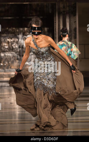 Londres, Angleterre, Royaume-Uni. Samedi, 16 février 2013. La difficulté du modèle sur le podium. Designer Ashley Isham's de son défilé collection AW13 à Franc-maçon's Hall lors de la London Fashion Week. Photo : Alamy/CatwalkFashion Live News Banque D'Images