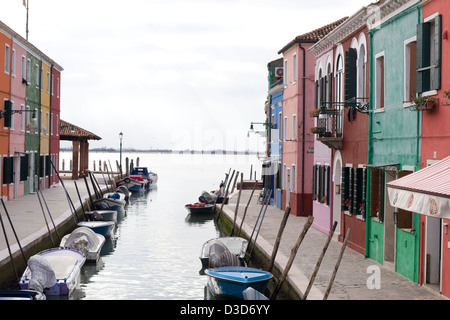 Maisons de couleurs vives sur Burano une île de la lagune de Venise Banque D'Images