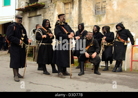 L'ancien et traditionnel 'Thurpos', une robe noir typique noir et le visage de l'Orotelli carnaval, Barbagia, Sardaigne, Italie Banque D'Images