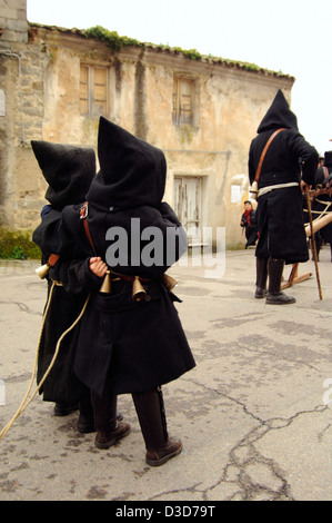 L'ancien et traditionnel 'Thurpos', une robe noir typique noir et le visage de l'Orotelli carnaval, Barbagia, Sardaigne, Italie Banque D'Images