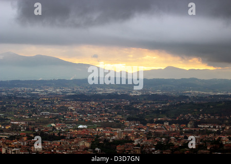 Avis de Montecatini Terme au coucher du soleil, de la montagne haut village de Montecatini Alto Banque D'Images