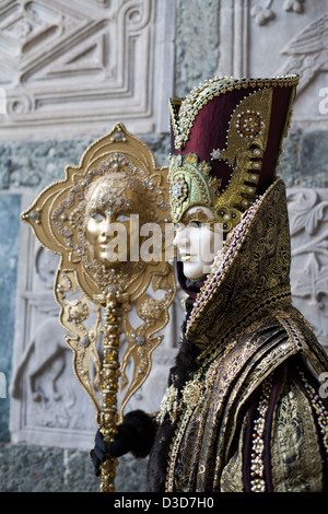 Masques vénitiens traditionnels que l'on porte au carnaval de Venise en place San Marco Venise Banque D'Images