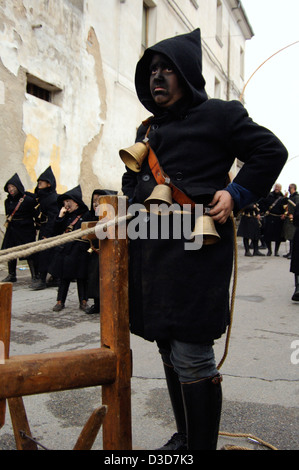 L'ancien et traditionnel 'Thurpos', une robe noir typique noir et le visage de l'Orotelli carnaval, Barbagia, Sardaigne, Italie Banque D'Images