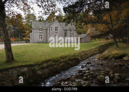 Glas-allt-Shiel Lodge sur le Loch Muick, construit comme une loge royale par la reine Victoria en 1860 Banque D'Images