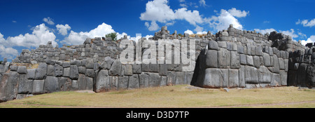 Vue panoramique de la ruine à Inca Sacsayhuaman, au-dessus de la ville de Cusco au Pérou Banque D'Images