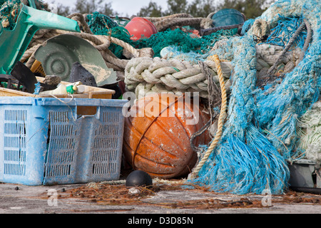 Les débris marins portés à l'atoll de Midway, rives par les courants marins puis recueillies pour être expédiés hors des îles pour le recyclage ou l'élimination Banque D'Images