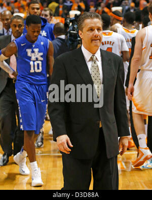 16 février 2013 - Knoxville, TN, USA - Kentucky Wildcats entraîneur-chef John Calipari marchait tranquillement sur le plancher comme Indiana défait # 25 Kentucky 88-58 le samedi 16 février 2013 à Knoxville, TN. Photo par Mark Cornelison | Personnel (crédit Image : © Lexington Herald-Leader/ZUMAPRESS.com) Banque D'Images