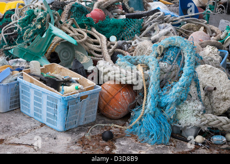 Les débris marins portés à l'atoll de Midway par les courants puis recueillies pour être expédiés hors des îles pour le recyclage ou l'élimination Banque D'Images