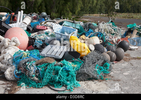 Les débris marins en plastique apportés à l'atoll Midway par les courants océaniques puis collectés pour être expédiés hors de l'île pour recyclage ou élimination Banque D'Images