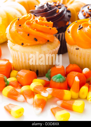 Halloween cupcakes orange et noir sur fond blanc. Banque D'Images