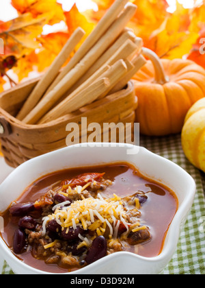 Le chili fait maison avec la viande de dinde en bol blanc. Banque D'Images