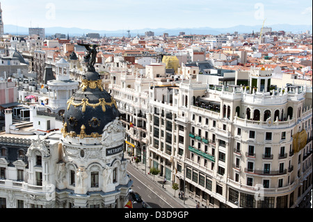 Vue sur la Gran Via et le bâtiment Metropolis de Circulo de Bellas Artes, Madrid, Espagne Banque D'Images
