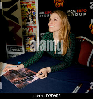 Telford, Royaume-Uni. 16 février 2013. Alix Wilton Regan à telford à la gcm midland comic con show. Signature et photo. Banque D'Images