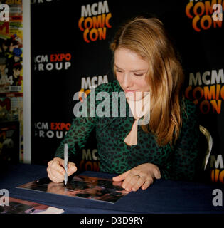 Telford, Royaume-Uni. 16 février 2013. Alix Wilton Regan à telford à la gcm midland comic con show. Signature et photo. Banque D'Images