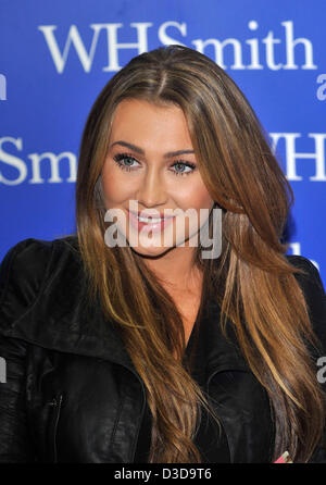 Lauren Goodger signe des exemplaires de son livre intitulé 'Secrets d'une fille' Essex à WH Smith, Centre Commercial Liberty, Romford, Essex, UK 16/02/2013 Banque D'Images