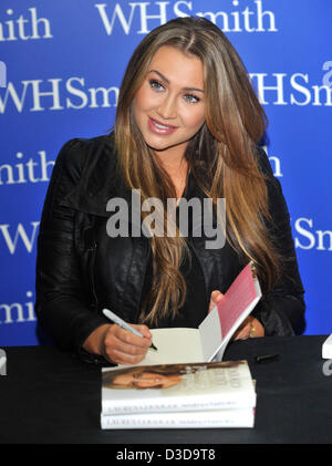 Lauren Goodger signe des exemplaires de son livre intitulé 'Secrets d'une fille' Essex à WH Smith, Centre Commercial Liberty, Romford, Essex, UK 16/02/2013 Banque D'Images