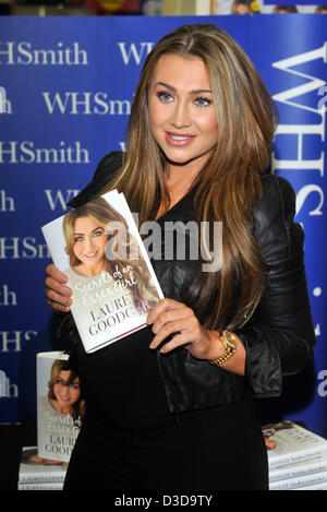 Lauren Goodger signe des exemplaires de son livre intitulé 'Secrets d'une fille' Essex à WH Smith, Centre Commercial Liberty, Romford, Essex, UK 16/02/2013 Banque D'Images