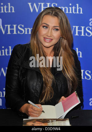 Lauren Goodger signe des exemplaires de son livre intitulé 'Secrets d'une fille' Essex à WH Smith, Centre Commercial Liberty, Romford, Essex, UK 16/02/2013 Banque D'Images