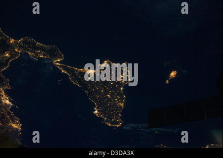 Un équipage à bord de la Station spatiale internationale capture une vue imprenable sur la Sicile, en Italie. L’image met en valeur la forme distincte de l’île et la mer Méditerranée qui l’entoure, offrant une perspective unique de la Terre depuis l’espace. Banque D'Images