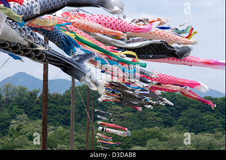 Des centaines de banderoles carpe koinobori colorées flottent au vent le 5 mai, les garçons Jour, une fête nationale au Japon pendant la Golden Week. Banque D'Images