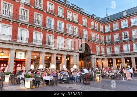 En début de soirée dîner dans un des restaurants de la Plaza Mayor, Madrid, Espagne Banque D'Images