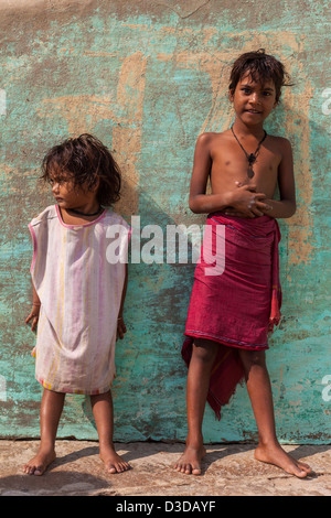 Portrait d'un frère et une sœur à Varanasi, Inde Banque D'Images