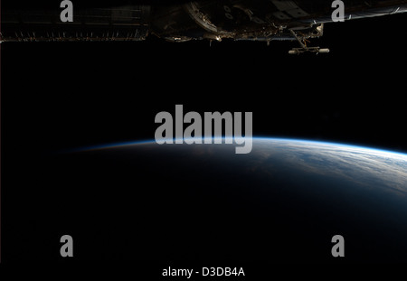 L'astronaute Don Pettit capture une vue du terminateur de la Terre, où jour et nuit se rencontrent, depuis la Station spatiale internationale. L'image montre le crépuscule perpétuel le long de la frontière entre le jour et la nuit, offrant une perspective unique de la planète. Banque D'Images