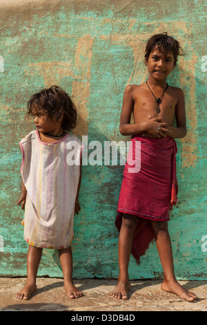 Portrait d'un frère et une sœur à Varanasi, Inde Banque D'Images