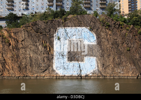 C'Rock. L'Université de Columbia varsity C peinte sur un rocher, Riverdale, Harlem River, Bronx, New York City, USA Banque D'Images