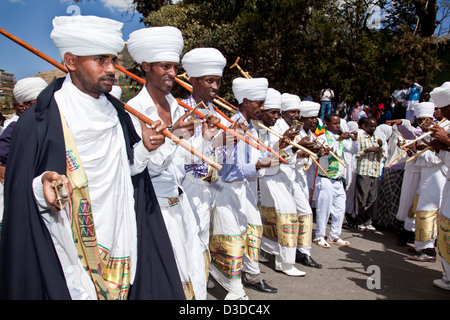 Une rue Procession de prêtres et diacres pendant le Festival de Timkat (Epiphanie), Gondar, Éthiopie Banque D'Images