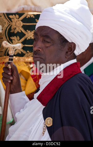 Une procession de la rue de l'Eglise prêtres et diacres pendant le Festival de Timkat (Epiphanie), Gondar, Éthiopie Banque D'Images