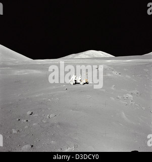 Cette image montre l'astronaute Harrison Schmitt près du véhicule mobile lunaire à Shorty Crater pendant Apollo 17, la dernière mission avec équipage sur la Lune, mettant en évidence l'exploration lunaire, l'étude scientifique et l'observation de surface. Banque D'Images