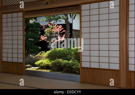 Écrans coulissants Shoji ouvert à vue ensoleillée du jardin japonais à Bukeyashiki Uchiyamake Kyu dans maison samouraï Echizen-Ono, Japon Banque D'Images