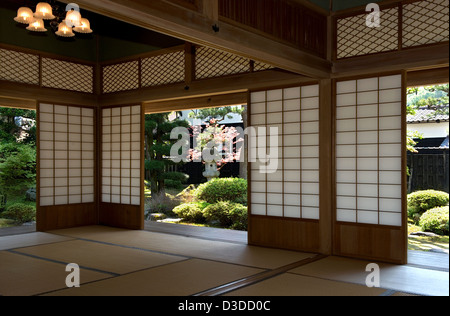 Écrans coulissants Shoji ouvert à vue ensoleillée du jardin japonais à Bukeyashiki Uchiyamake Kyu dans maison samouraï Echizen-Ono, Japon Banque D'Images