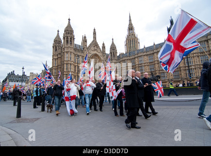 Une vague de drapeaux de l'Union européenne comme la "défense de l'Union Flag" passe par la place du Parlement. Banque D'Images