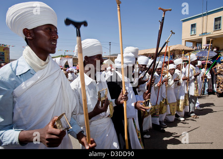 Une procession de la rue de l'Eglise prêtres et diacres pendant le Festival de Timkat (Epiphanie), Gondar, Éthiopie Banque D'Images