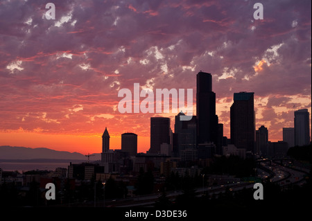 Image rétro de Seattle Skyline avec des bâtiments silhouettés au centre-ville avec un coucher de soleil spectaculaire Banque D'Images