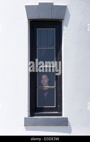 Jeune femme dans la fenêtre portrait phare de Fort Casey Banque D'Images