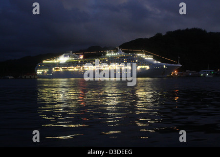 La nuit photo de bateau de croisière à Raiatea Banque D'Images