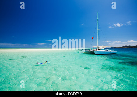 Plongée avec tuba dans les eaux tropicales peu profondes au large de la voile Banque D'Images