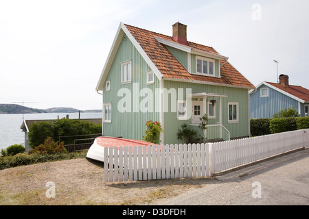 Stenungsund, Suède, maison en bois sur la côte Banque D'Images