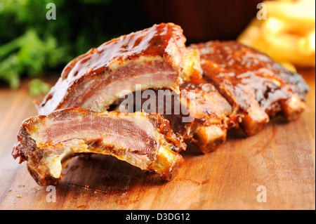 Côtes de porc grillé au barbecue en tranches sur un fond de bois. Banque D'Images