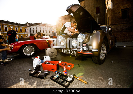 Mécaniciens travaillant sur les courses de voiture, voiture de course Mille Miglia, Italie, 2008 Banque D'Images