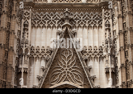 Les détails architecturaux de la 15-16ème siècle cathédrale gothique de Séville en Espagne, l'ornementation extérieure au-dessus de porte d'entrée. Banque D'Images