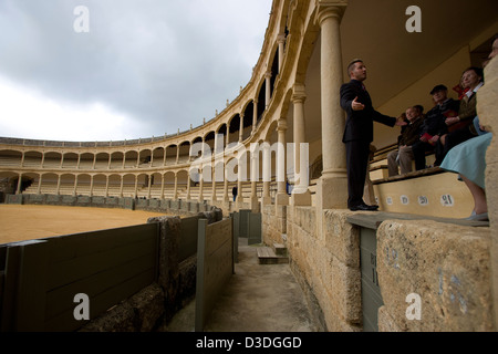 RONDA, Espagne, 21 février 2008 : un guide des conférences aux touristes se rendant sur l'arène de Ronda, qui est l'anneau le plus ancien, construit dans les années 1790. Banque D'Images