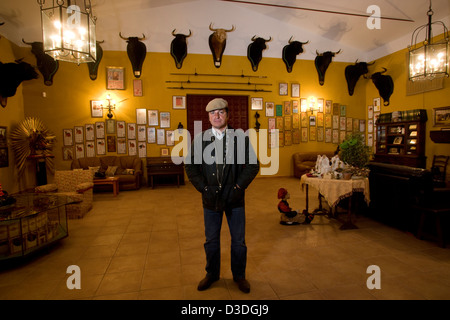 FUENTA YMBRO RANCH, SAN JOSE DEL VALLE, Cadix, Espagne, 23 février 2008 : Alfonso Vasquez Benites, gestionnaire de l'exploitation à la ferme d'élevage de taureaux de combat Fuente Ymbro se trouve dans l'une des salles de réception dans la maison de propriétaire Ricardo Gallardo Giménez, un entrepreneur de meubles. Ensemble, ils sont à l'aide de la génétique moderne pour que les taureaux de race des toreros comme : agile dans l'anneau mais pas trop gros ou trop intelligent. Banque D'Images