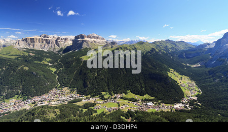 Vue panoramique sur la vallée de Fassa et Canazei avec Saas Pordoi mount, et col Fedaia Pordoi pass Banque D'Images