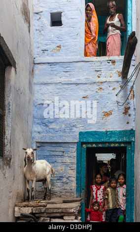 Une famille indienne, debout sur le seuil de leur maison, Varanasi, Inde Banque D'Images